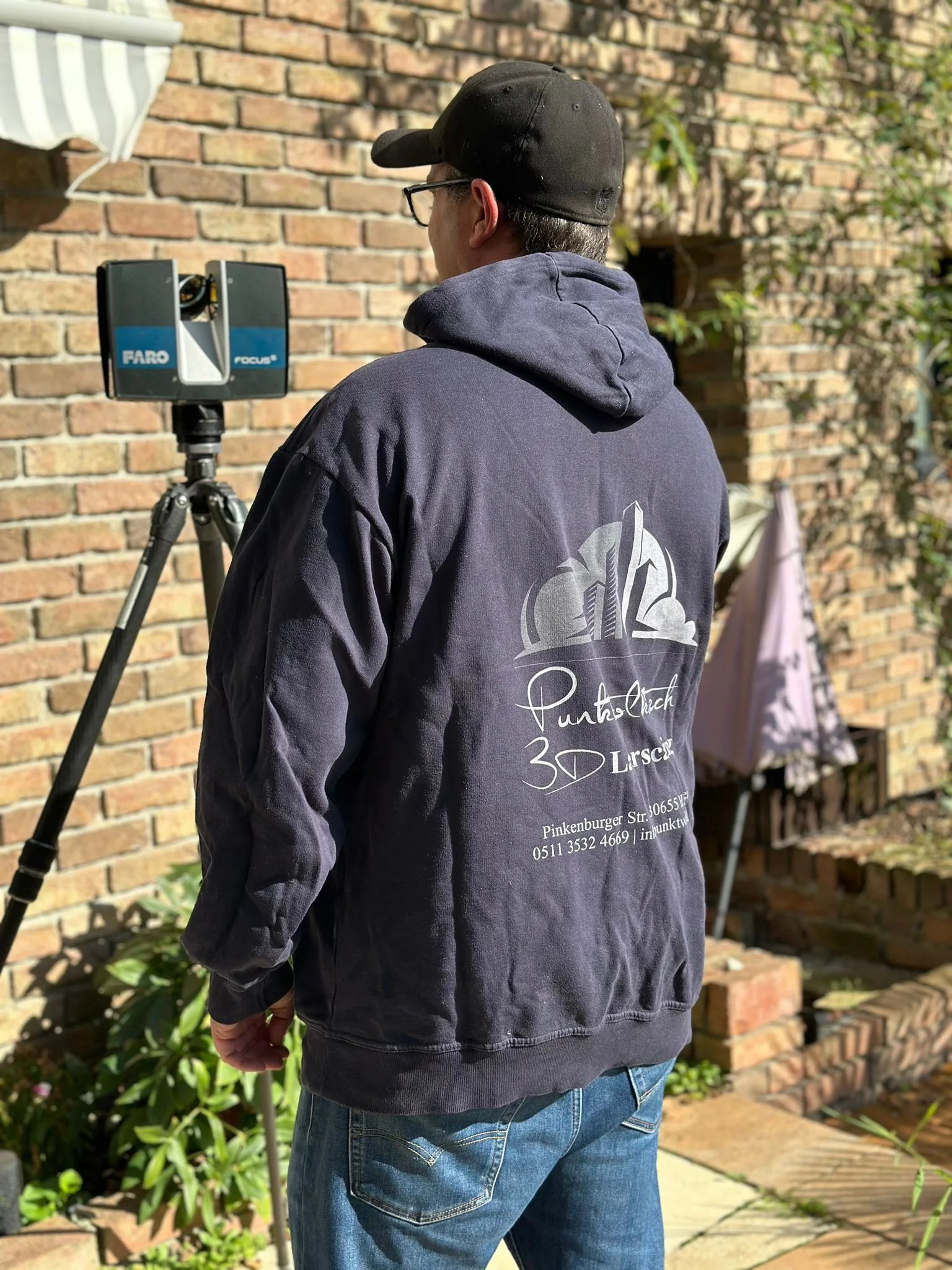 Arbeit mit dem FARO-Laserscanner an einem Bestandsgebäude